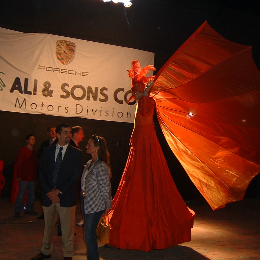 Das Flügelkostüm Ikarus läuft für Porsche Middle East in Abu Dhabi. Das Foto belegt die Referenzen.