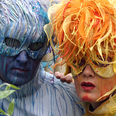 Die Stelzen-Figuren Feuer & Wasser von Corpus Titanium im Portrait.